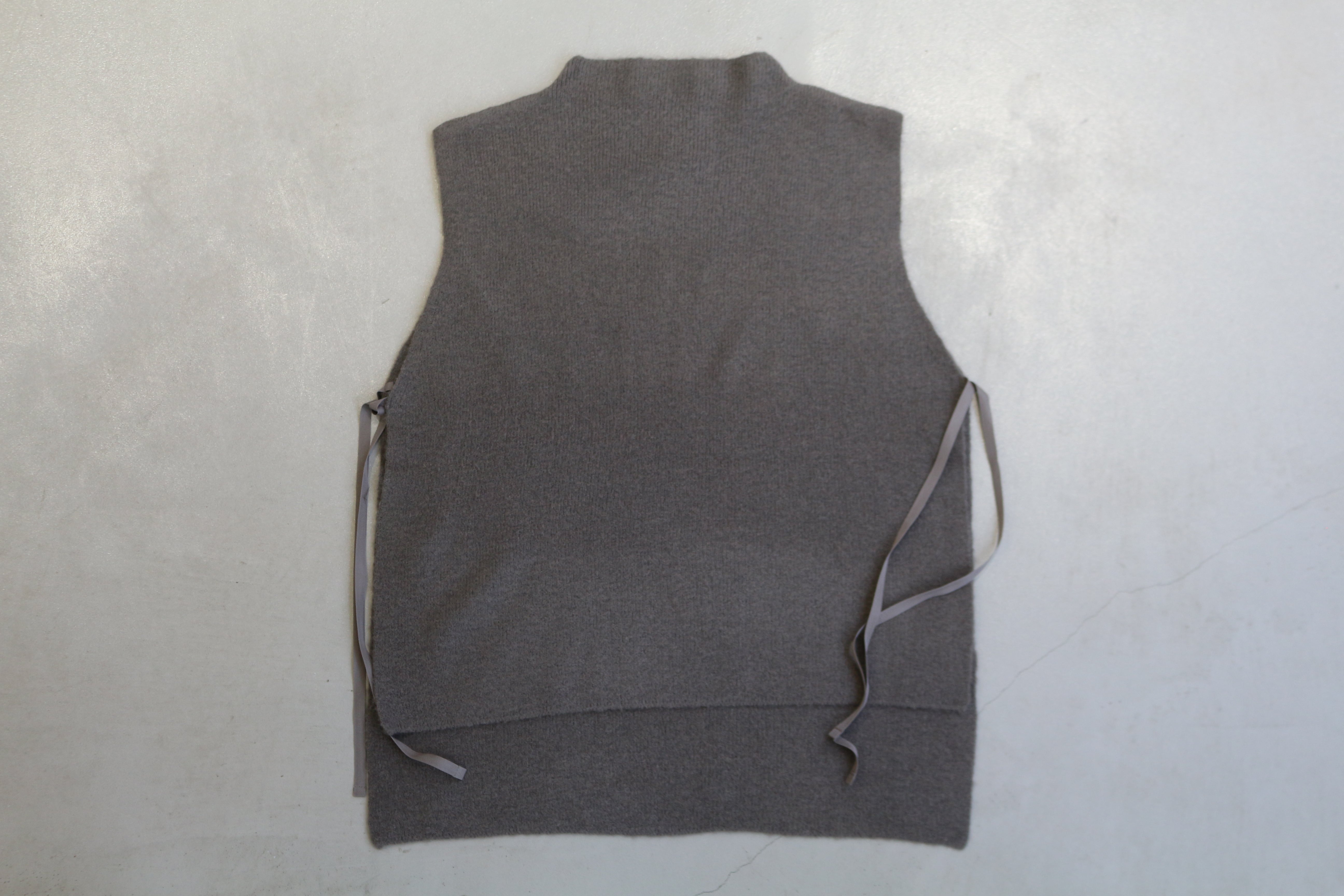 bottle neck side knot vest